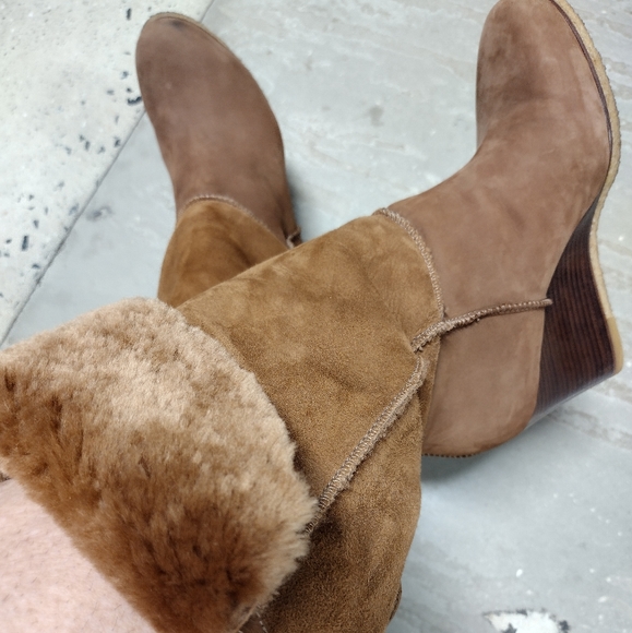 - UGG SZ 8 APRELLE 3195 12" SUEDE SHEARLING WEDGE BOOTS EUC $250 - Picture 2 of 15